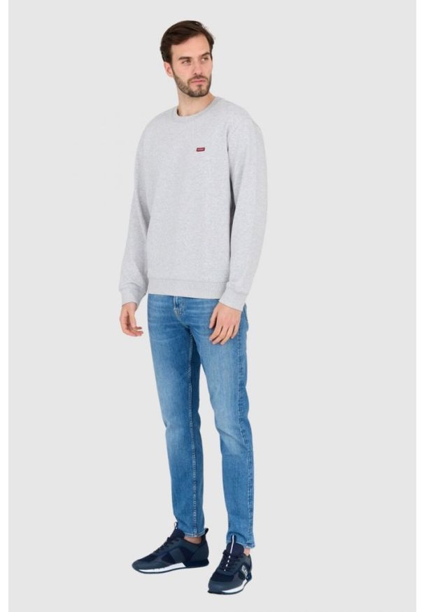 Guess - GUESS Szara bluza regular fit. Kolor: szary. Wzór: aplikacja
