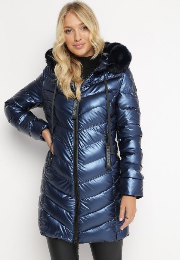 Born2be - Granatowa Pikowana Kurtka z Kapturem Ozdobionym Futerkiem Kavenna. Typ kołnierza: kaptur. Kolor: niebieski. Materiał: futro. Wzór: aplikacja