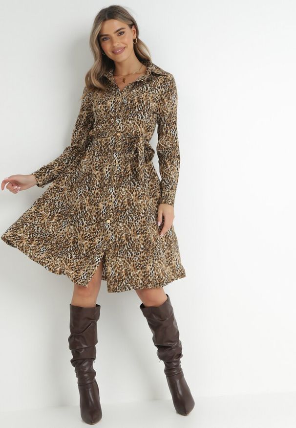 Born2be - Ciemnobeżowa Sukienka Koszulowa w Panterkę Vesenil. Kolor: beżowy. Materiał: materiał. Wzór: motyw zwierzęcy. Typ sukienki: koszulowe. Długość: midi