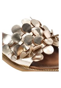 Złote Klapki Armodo Modne Obuwie Damskie. Okazja: na co dzień. Kolor: złoty. Materiał: skóra. Wzór: aplikacja, kwiaty. Sezon: lato. Styl: casual, elegancki #7