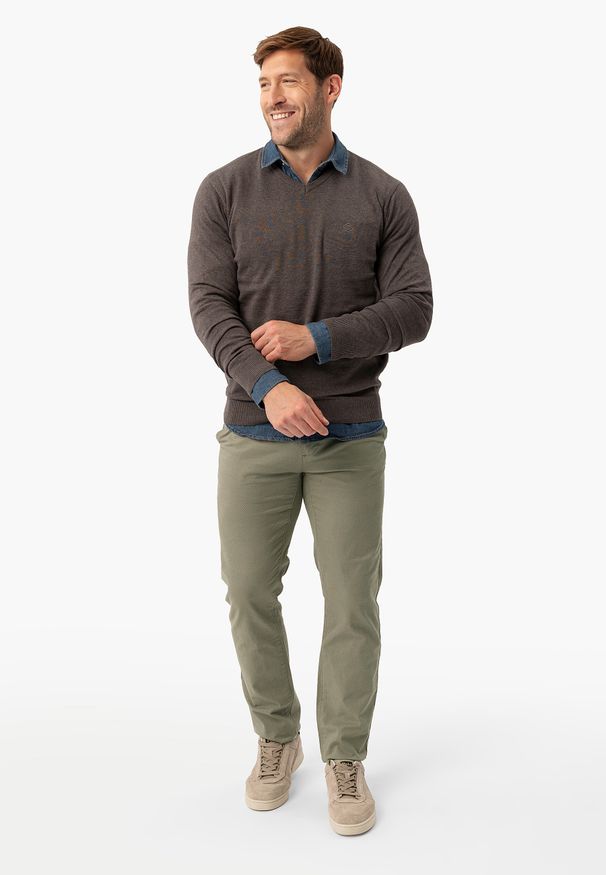 Volcano - Spodnie chinosy khaki R-PARKS. Kolekcja: plus size. Kolor: brązowy. Materiał: tkanina, materiał. Wzór: aplikacja, ze splotem. Styl: klasyczny