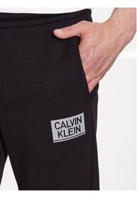 Calvin Klein Spodnie dresowe K10K111875 Czarny Regular Fit. Kolor: czarny. Materiał: dresówka, bawełna