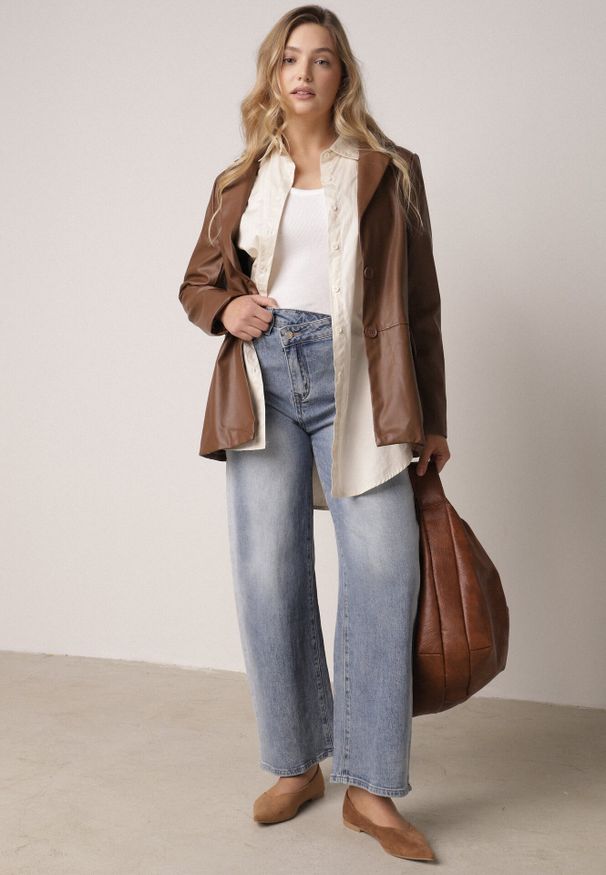 Born2be - Niebieskie Bawełniane Jeansy Balloon z Asymetrycznym Zapięciem i Wysokim Stanem Evile. Okazja: na co dzień. Stan: podwyższony. Kolor: niebieski. Styl: casual, elegancki