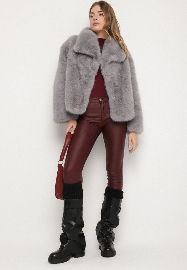 Born2be - Szara Jednorzędowa Kurtka Futerko z Szerokim Kołnierzem Conellia. Okazja: na co dzień. Kolor: szary. Materiał: futro. Styl: casual, elegancki