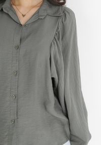 Born2be - Ciemnozielona Koszula z Rękawami typu Nietoperz i Guzikami Syrai. Kolor: zielony. Materiał: tkanina, wiskoza. Długość rękawa: długi rękaw. Długość: długie #5
