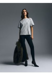 Reserved - T-shirt z koronkową aplikacją - jasnoszary. Kolor: szary. Materiał: koronka. Wzór: aplikacja #1