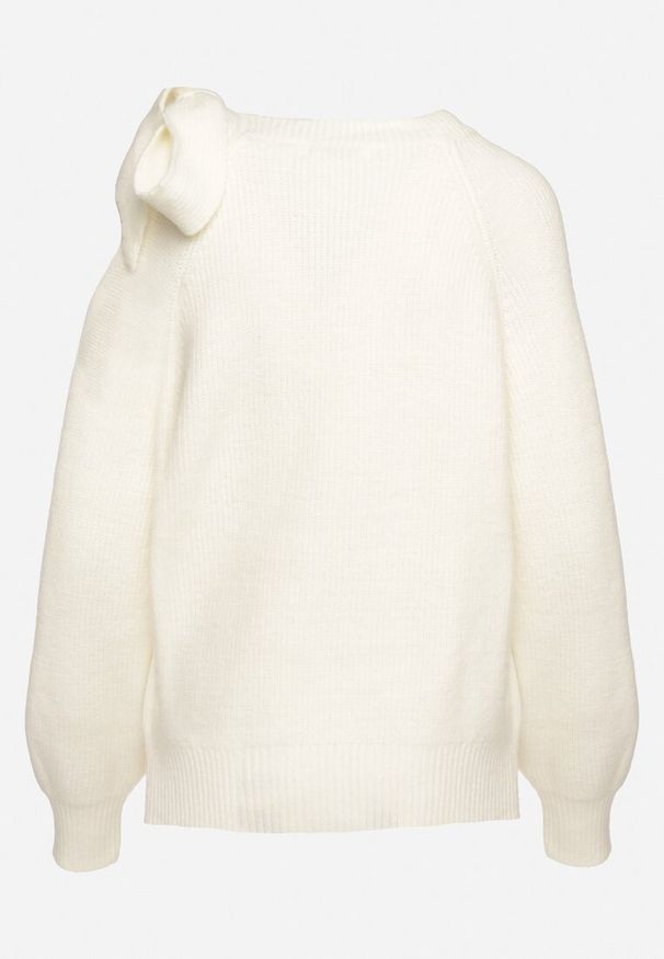 Born2be - Biały Sweter Ozdobiony Kokardą i Wycięciem Noredi. Okazja: na co dzień. Typ kołnierza: kokarda. Kolor: biały. Materiał: jeans. Długość: długie. Wzór: aplikacja. Sezon: jesień, zima. Styl: klasyczny, elegancki, casual
