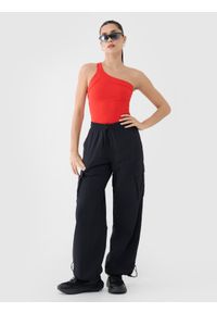 4f - 4F Crop-top slim z asymetrycznym ramiączkiem damski - czerwony M. Kolor: czerwony. Materiał: dzianina, włókno, syntetyk, materiał, elastan. Długość rękawa: na ramiączkach. Wzór: gładki, ze splotem, jednolity