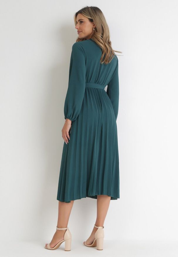 Born2be - Ciemnozielona Sukienka Mesyre. Okazja: na randkę, do pracy. Typ kołnierza: dekolt w kształcie V. Kolor: zielony. Materiał: materiał. Typ sukienki: kopertowe, plisowane. Długość: midi
