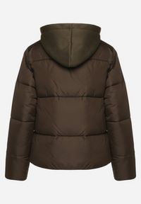 Born2be - Ciemnozielona Pikowana Kurtka z Kapturem Mivuna. Okazja: na co dzień. Typ kołnierza: kaptur. Kolor: zielony. Materiał: jeans. Długość: krótkie. Styl: casual #4