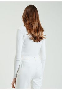 Ochnik - Kremowy sweter z dekoltem w kształcie serca. Kolor: biały. Materiał: wiskoza. Długość rękawa: długi rękaw. Długość: długie