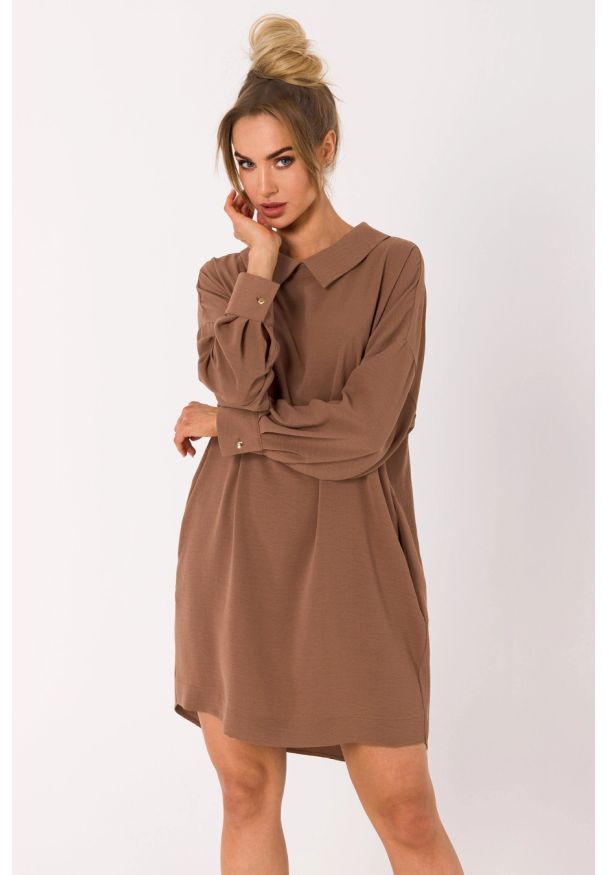 MOE - Sukienka koszulowa z dekoltem V na plecach brązowa. Kolor: niebieski, brązowy, różowy. Typ sukienki: koszulowe