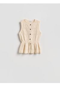 Reserved - Ażurowa bluzka z baskinką - kremowy. Kolor: kremowy. Materiał: dzianina, bawełna. Wzór: ażurowy #1