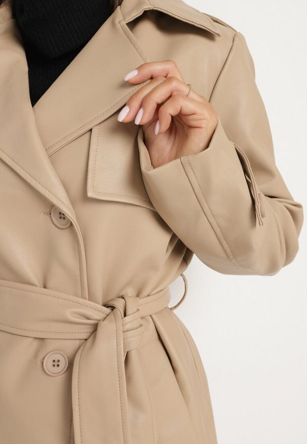 Born2be - Beżowy Płaszcz w Stylu Trencza z Ekoskóry z Paskiem w Talii i Ozdobnymi Klapami Sintesca. Okazja: na co dzień. Kolor: beżowy. Materiał: jeans. Styl: casual, elegancki, klasyczny