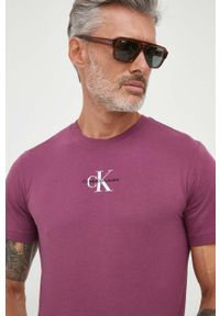 Calvin Klein Jeans t-shirt bawełniany kolor fioletowy z nadrukiem. Kolor: fioletowy. Materiał: bawełna. Wzór: nadruk. Styl: klasyczny