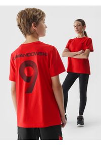 4f - T-shirt z nadrukiem dziecięcy 4F x Robert Lewandowski - czerwony. Kolor: czerwony. Materiał: dzianina, bawełna. Wzór: nadruk. Sezon: lato. Styl: sportowy, młodzieżowy