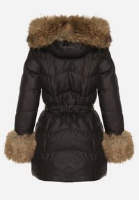 Born2be - Czarna Pikowana Kurtka z Paskiem i Kapturem Zdobiona Futerkiem Olunelia. Okazja: na co dzień. Kolor: czarny. Materiał: futro. Wzór: aplikacja. Styl: klasyczny, casual, elegancki #4