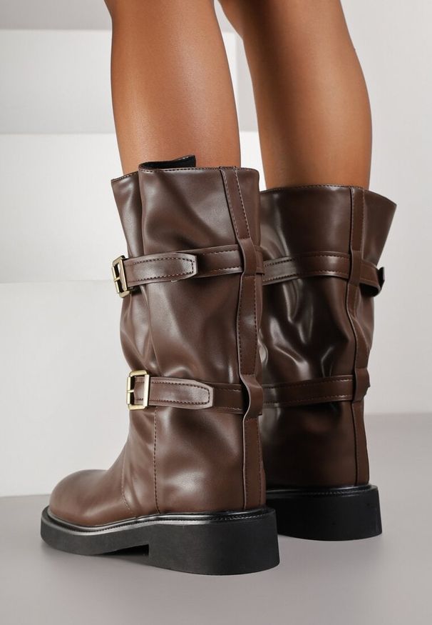 Renee - Brązowe Botki Biker Boots z Marszczoną Cholewką i Paskami ze Sprzączkami Sinesa. Okazja: na imprezę, na co dzień. Zapięcie: pasek. Kolor: brązowy. Materiał: skóra. Szerokość cholewki: normalna. Styl: casual, elegancki