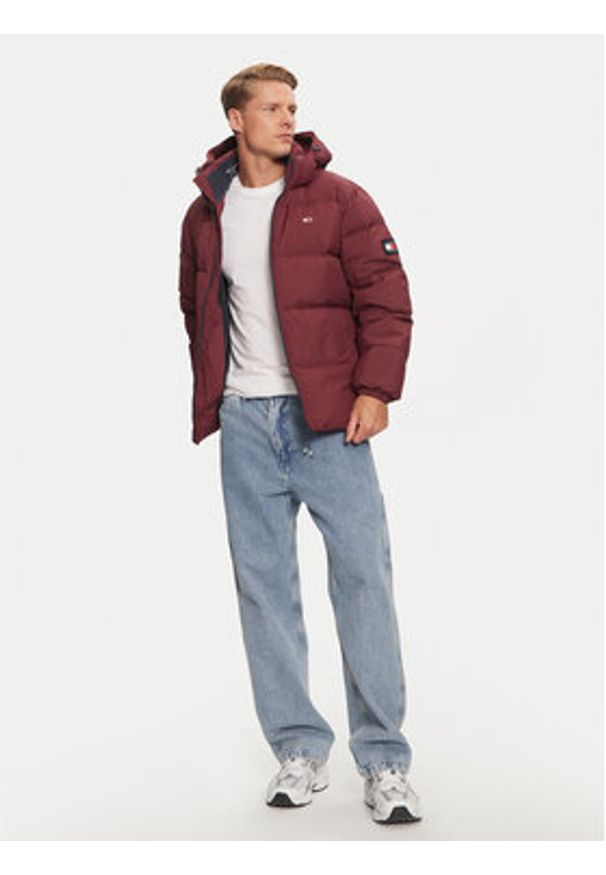 Tommy Jeans Kurtka puchowa Essential DM0DM19786 Czerwony Regular Fit. Kolor: czerwony. Materiał: syntetyk