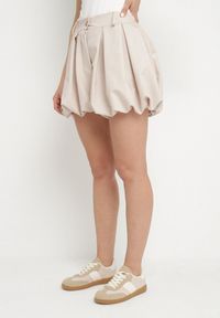 Born2be - Beżowe Szorty z Wiskozą o Fasonie Bombki Kolindra. Okazja: na co dzień. Kolor: beżowy. Materiał: wiskoza. Styl: elegancki, casual
