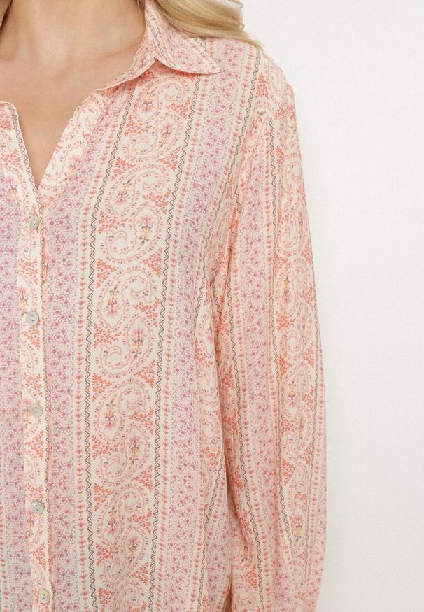 Born2be - Różowa Wiskozowa Koszula w Drobny Wzór z Kwiatami Rivedia. Okazja: na co dzień. Typ kołnierza: kołnierzyk klasyczny. Kolor: różowy. Materiał: wiskoza. Długość rękawa: długi rękaw. Długość: długie. Wzór: kwiaty. Styl: casual, elegancki, klasyczny