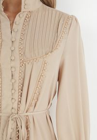 Born2be - Jasnobeżowa Sukienka ze Stójką i Koronkowymi Lamówkami Zelna. Typ kołnierza: kołnierzyk stójkowy. Kolor: beżowy. Materiał: koronka. Typ sukienki: koszulowe. Styl: retro. Długość: midi #4