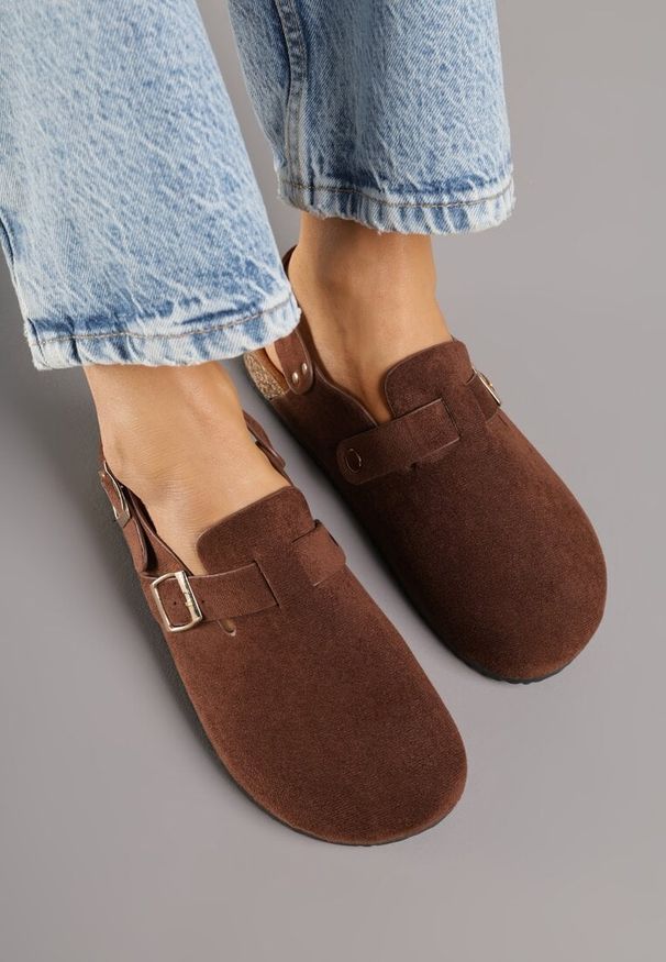 Renee - Brązowe Sandały Typu Chodaki z Klamrami Silvermore. Okazja: na co dzień. Zapięcie: klamry. Kolor: brązowy. Materiał: jeans. Styl: street, casual