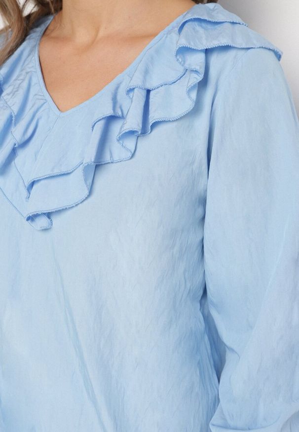Born2be - Jasnoniebieska Bluzka z Wiskozą w Rustykalnym Stylu z Falbanami Finlimi. Okazja: na co dzień. Typ kołnierza: dekolt w kształcie V. Kolor: niebieski. Materiał: wiskoza. Długość rękawa: długi rękaw. Długość: długie. Sezon: wiosna, lato. Styl: casual, klasyczny, elegancki