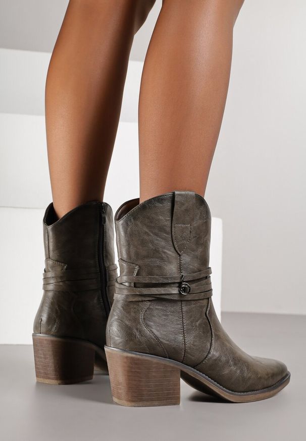 Renee - Ciemnobeżowe Botki Kowbojki na Stożkowym Obcasie z Cholewką z Rzemykiem Zoiana. Kolor: beżowy. Materiał: zamsz. Szerokość cholewki: normalna. Wzór: aplikacja. Obcas: na obcasie. Wysokość obcasa: średni