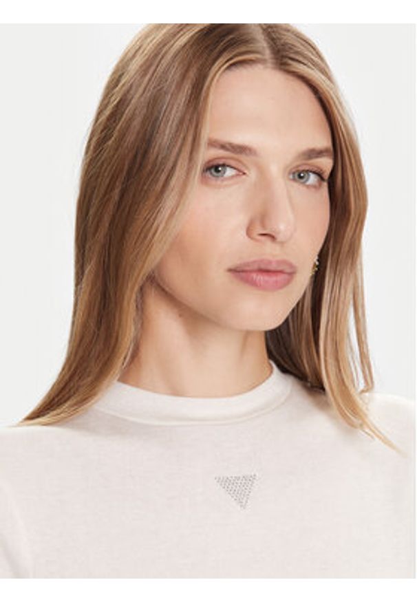 Guess T-Shirt W5BP07 KCGM2 Écru Slim Fit. Kolor: kremowy. Materiał: syntetyk