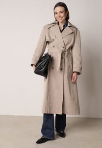 Born2be - Beżowy Bawełniano-Wiskozowy Płaszcz Trencz z Wiązanym Paskiem i Klapą Lissana. Okazja: na co dzień. Kolor: beżowy. Materiał: wiskoza, bawełna. Styl: casual, elegancki, klasyczny #6
