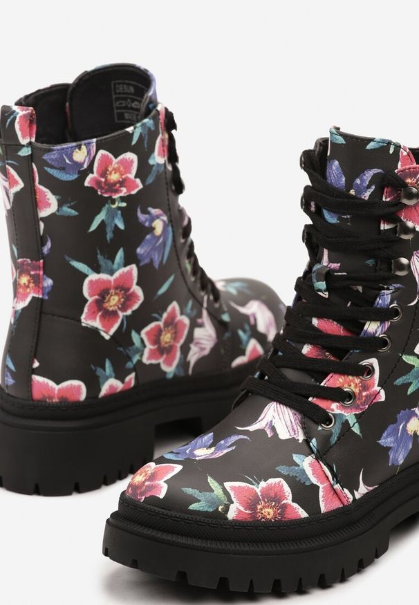 Renee - Czarno-Zielone Botki Workery z Ozdobnym Kwiatowym Printem Uzilya. Okazja: na co dzień. Kolor: czarny. Materiał: skóra, jeans. Wzór: kwiaty, nadruk. Obcas: na obcasie. Styl: casual