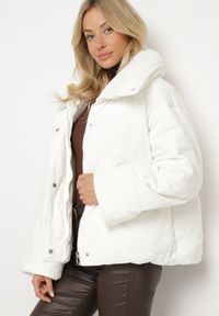 Born2be - Biała Sztruksowa Kurtka z Wysokim Kołnierzem Realitia. Okazja: na co dzień. Typ kołnierza: golf. Kolor: biały. Materiał: sztruks. Styl: elegancki, casual #5