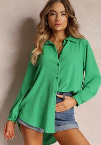 Renee - Zielona Koszula Przedłużona z Tyłu o Gładkiej Fakturze Darce. Kolor: zielony. Wzór: gładki
