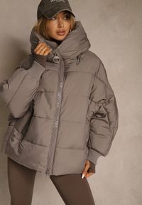 Renee - Ciemnobeżowa Oversizowa Kurtka Puffer z Kaputrem Mevenassa. Kolor: beżowy. Materiał: dzianina, poliester, zamsz. Sezon: zima. Styl: elegancki #1