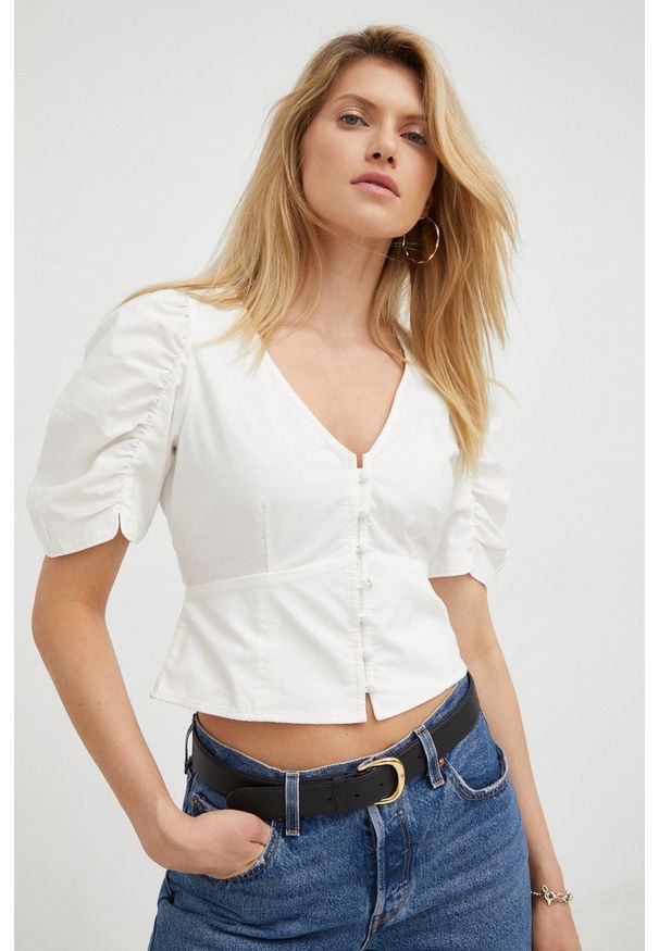 Levi's® - Levi's bluzka bawełniana damska kolor biały gładka. Okazja: na spotkanie biznesowe, na co dzień. Kolor: biały. Materiał: bawełna. Długość rękawa: krótki rękaw. Długość: krótkie. Wzór: gładki. Styl: biznesowy, casual