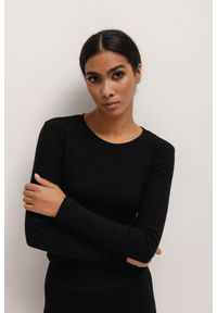 Marsala - Dopasowany top z długim rękawem z dzianiny w kolorze DEEP BLACK skin peach - MOODY-L. Kolor: czarny. Materiał: dzianina. Długość rękawa: długi rękaw. Długość: długie