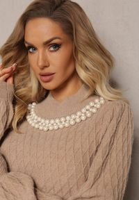 Renee - Ciemnobeżowy Sweterkowy Golf w Romby z Bufiastymi Rękawami i Perełkowym Naszyjnikiem Ravalia. Typ kołnierza: golf. Kolor: beżowy. Materiał: materiał. Wzór: aplikacja #6