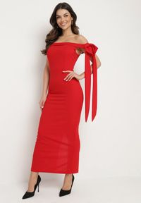 Born2be - Czerwona Koktajlowa Taliowana Sukienka Ozdobiona Kokardą Emallle. Typ kołnierza: kokarda. Kolor: czerwony. Wzór: aplikacja. Typ sukienki: dopasowane. Styl: wizytowy #1