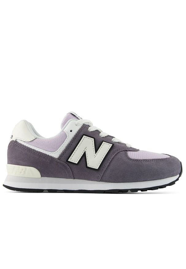 Buty młodzieżowe New Balance G57436O - fioletowe. Okazja: na uczelnię, na co dzień. Zapięcie: sznurówki. Kolor: fioletowy. Materiał: materiał, syntetyk, zamsz. Szerokość cholewki: normalna. Model: New Balance 574. Sport: turystyka piesza