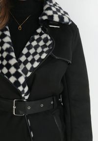 Born2be - Czarna Kurtka Dwurzędowa z Paskiem Morli. Kolor: czarny. Materiał: futro #6