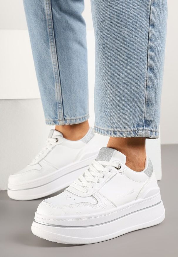 Renee - Biało-Srebrne Sneakersy na Platformie Ozdobione Brokatem i Napisem Udivoria. Okazja: na co dzień. Kolor: biały. Materiał: jeans. Wzór: aplikacja, napisy. Obcas: na platformie