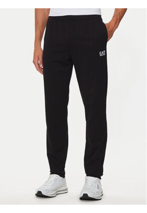 EA7 Emporio Armani Dres 8NPV61 PJVRZ 1200 Czarny Regular Fit. Kolor: czarny. Materiał: bawełna