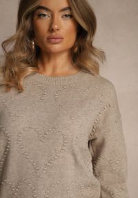 Renee - Beżowy Sweter z Tłoczonymi Sercami Unareia. Okazja: na co dzień. Kolor: beżowy. Materiał: jeans. Sezon: jesień. Styl: casual #4