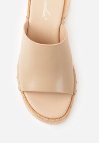 Born2be - Beżowe Klapki na Koturnie i Platformie z Korka Ozdobione Nitami Fyserlienne. Okazja: na co dzień, do pracy. Kolor: beżowy. Materiał: jeans, len. Wzór: aplikacja. Obcas: na koturnie. Styl: casual #7