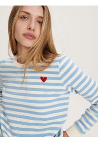 Reserved - Bluza w paski z sercem - jasnoniebieski. Kolor: niebieski. Materiał: bawełna, dzianina. Wzór: paski