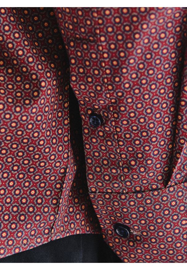 Pako Lorente - PAKO LORENTE - Bordowa koszula w geometryczny wzór. Kolor: czerwony. Materiał: bawełna, elastan. Długość rękawa: długi rękaw. Długość: długie. Wzór: geometria. Sezon: jesień