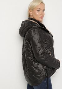 Born2be - Czarna Pikowana Kurtka z Odpinanym Kapturem Falenea. Okazja: na co dzień. Kolor: czarny. Materiał: jeans. Styl: casual #6