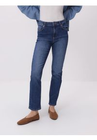 Reserved - Jeansy slim straight - granatowy. Kolor: niebieski