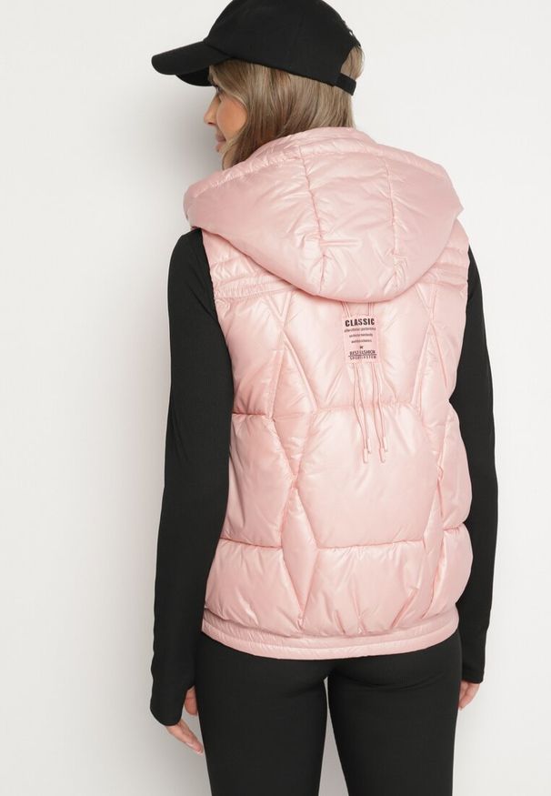 Born2be - Różowa Kamizelka z Odpinanym Kapturem i Ozdobnym Pikowaniem Arreanne. Okazja: na co dzień. Kolor: różowy. Materiał: jeans. Sezon: wiosna, jesień. Styl: elegancki, casual, sportowy